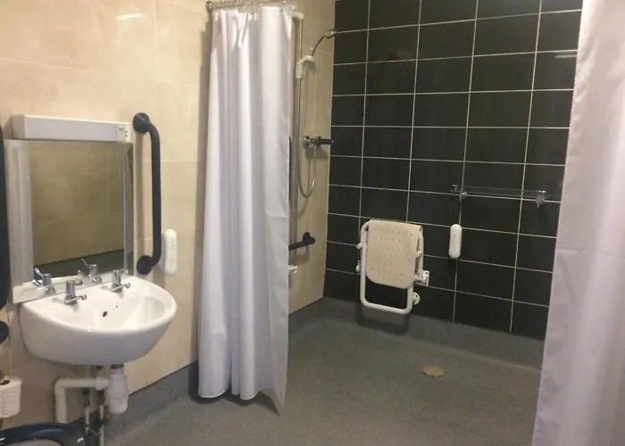 The Three Tuns Wetherspoon מלון