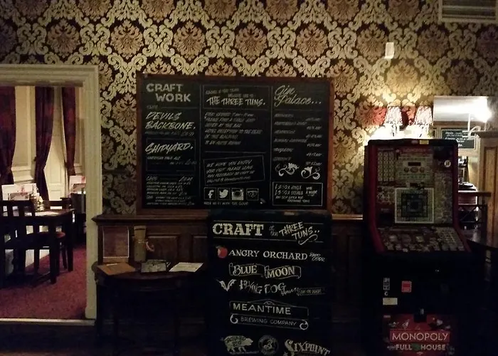 The Three Tuns Wetherspoon ת'ירסק