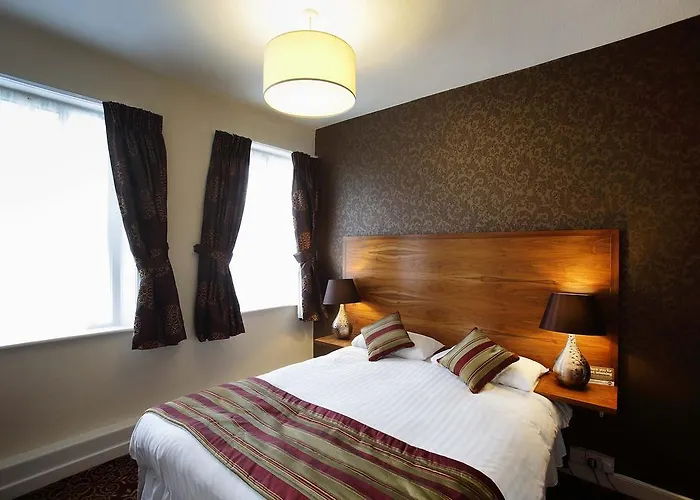 The Three Tuns Wetherspoon מלון